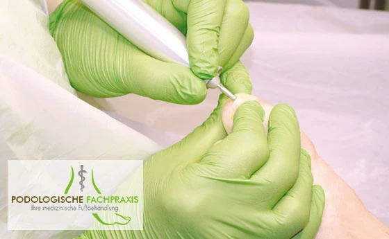 Podologische Behandlung eines Fußes in der Praxis Stefanie Manno in Mülheim