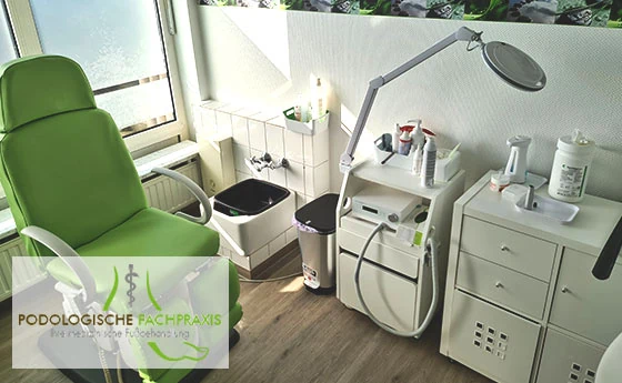 Podologischer Behandlungsstuhl und medizinische Ausstattung in der Praxis