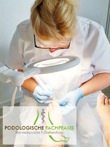 Podologische Fußbehandlung während einer medizinischen Behandlung