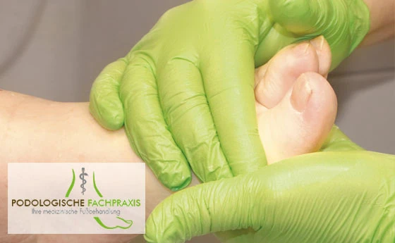 Podologische Behandlung der Fußhaut mit medizinischen Instrumenten
